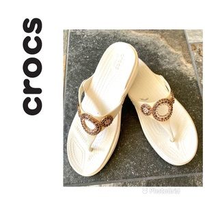 CROCS Sanrah Diamante Oyster / Rose Gold Wedge Thong Sandals Women's Sz 6 W EUC
